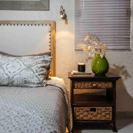 Cozy Downtown Apt. Walking Distance To The Beach.